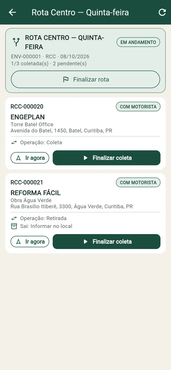 Aplicativo do motorista com a rota em andamento e as próximas coletas